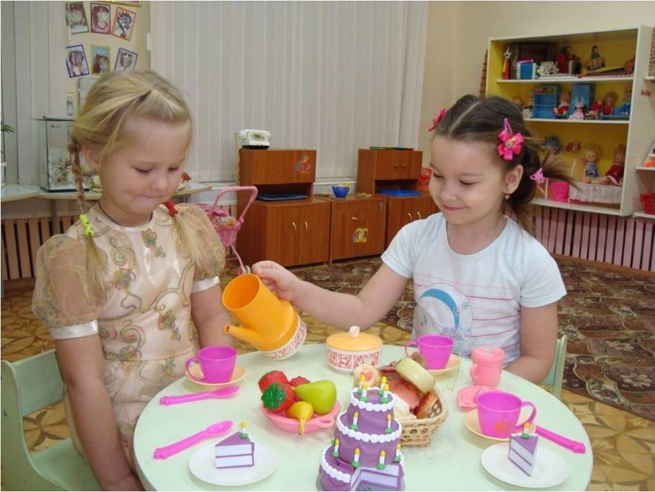 Пусть для начала ребенок 8 лет научится сервировать игрушечный стол