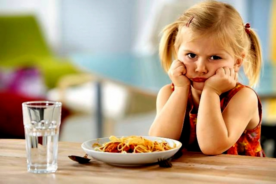 La fille refuse de manger de la nourriture utile, exige du pop-corn