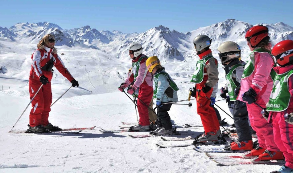 Μάθημα σε ένα σχολείο σκι για παιδιά
