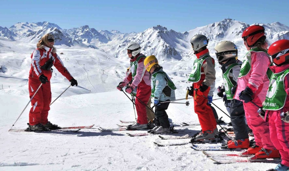 Lekcija u skijaškoj školi za djecu