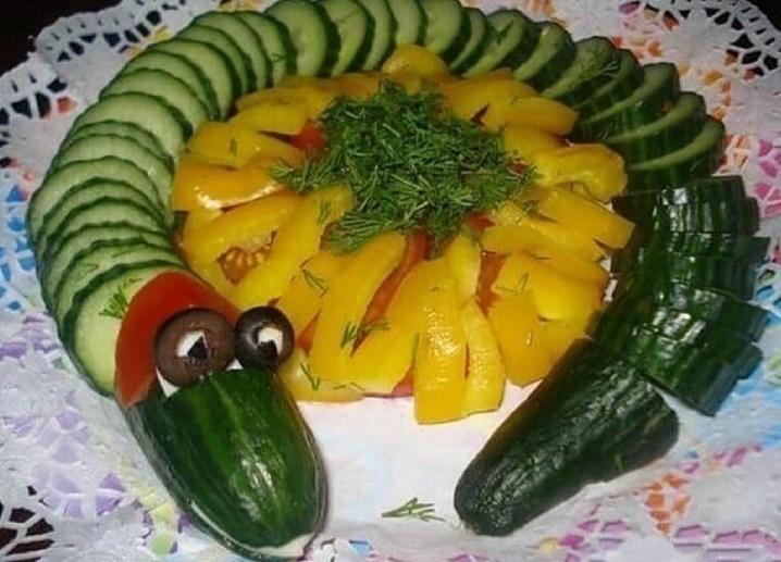 Салат в виде змеи из овощей