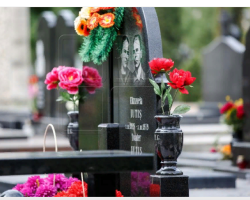 Les fleurs sont tombées des mains dans le cimetière: un signe, que se passera-t-il? Est-il possible de monter un cimetière sans fleurs?