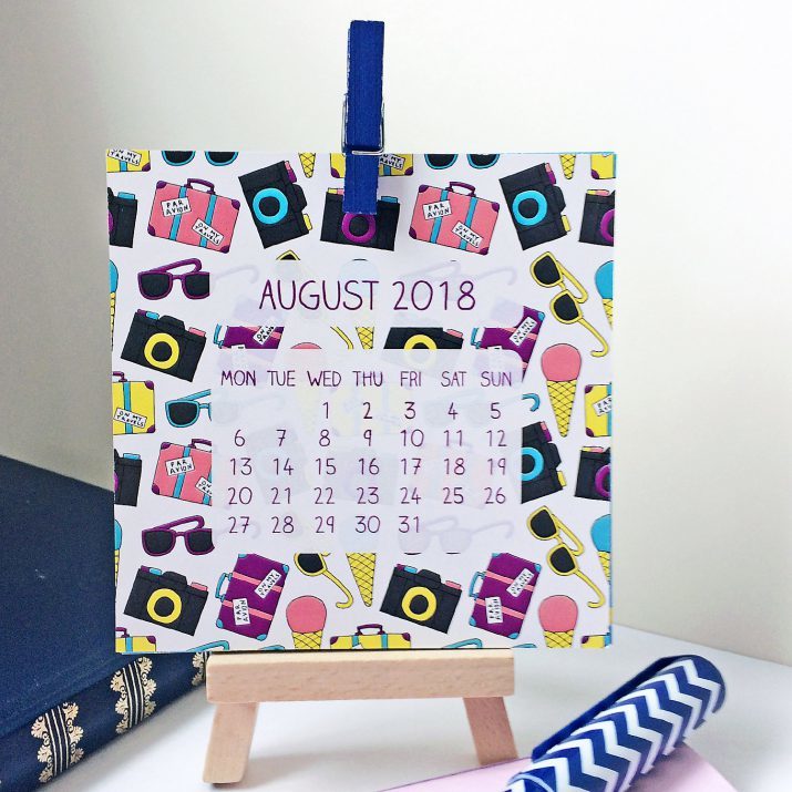 Яркий настольный календарь-мольберт с тематическими рисунками, подходящими каждому месяцу