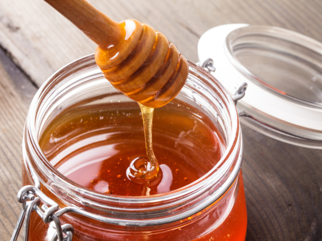 Come e dove a casa è meglio conservare il miele, in quali piatti? Com'è giusto e quanto può il miele a casa in nido d'ape, un frigorifero, un barattolo di vetro, per non succhiare, a temperatura ambiente? A quale temperatura dovrebbe essere immagazzinata miele?