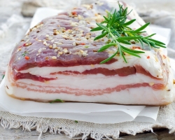 Apakah ada dan apakah kolesterol dalam sala saline babi? Apakah mungkin makan babi asin babi dengan peningkatan kolesterol dalam darah?