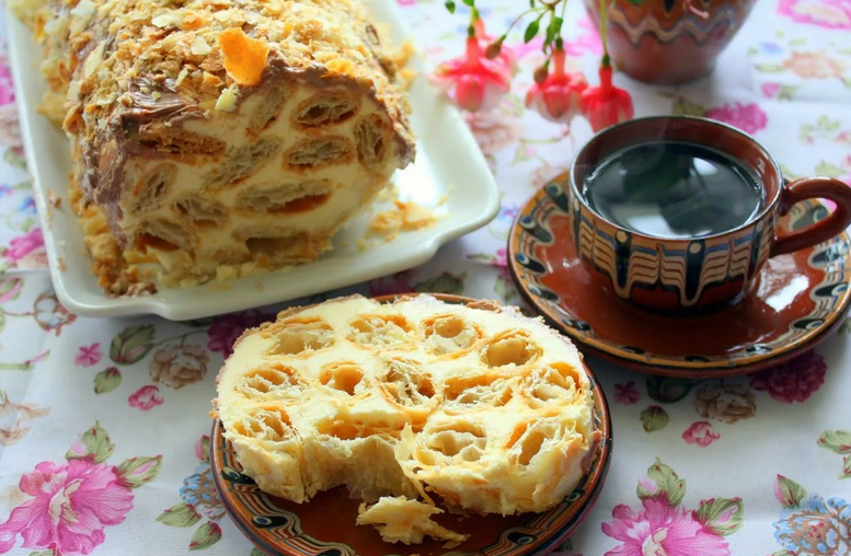 Torta di Polen dai residui di pasta senza soffio con latte condensato