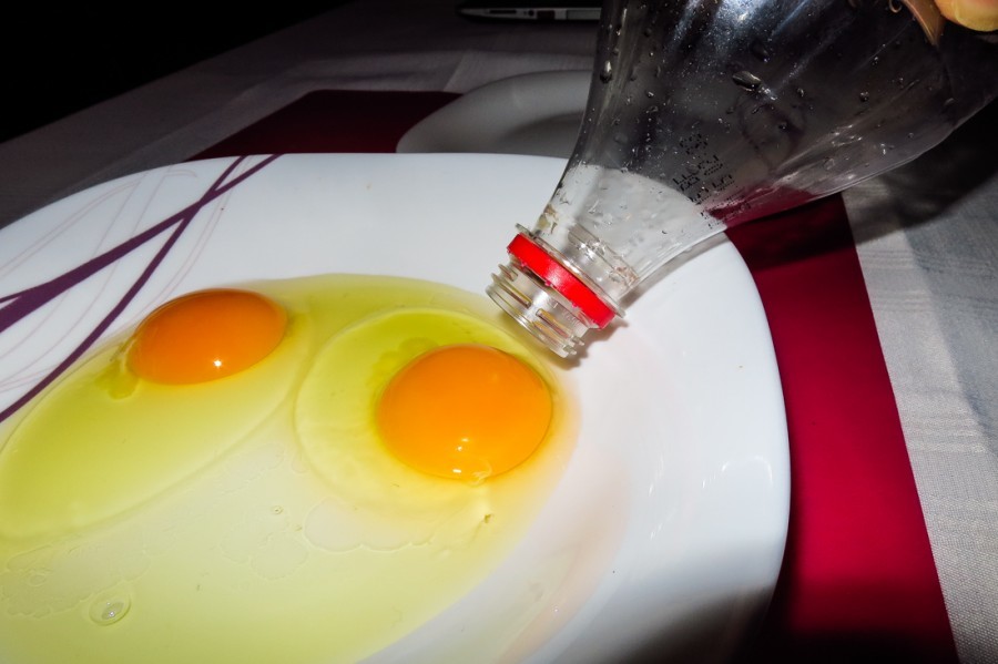 How to separate the yolk from the protein from the egg using a plastic bottle: Instructions