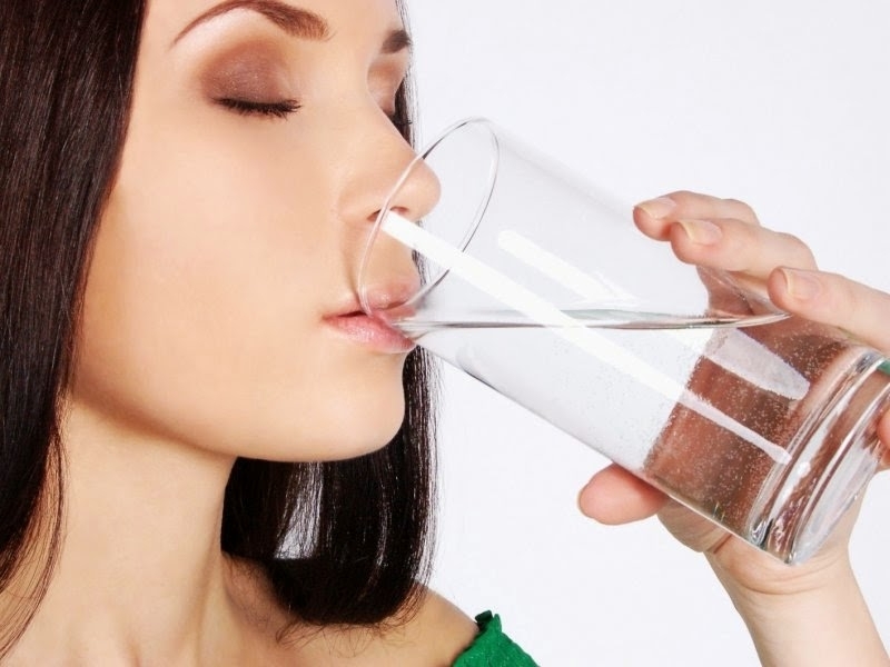 Важное условие в летнее время - пить чистую воду, лучше минеральную, но без газа и добавок