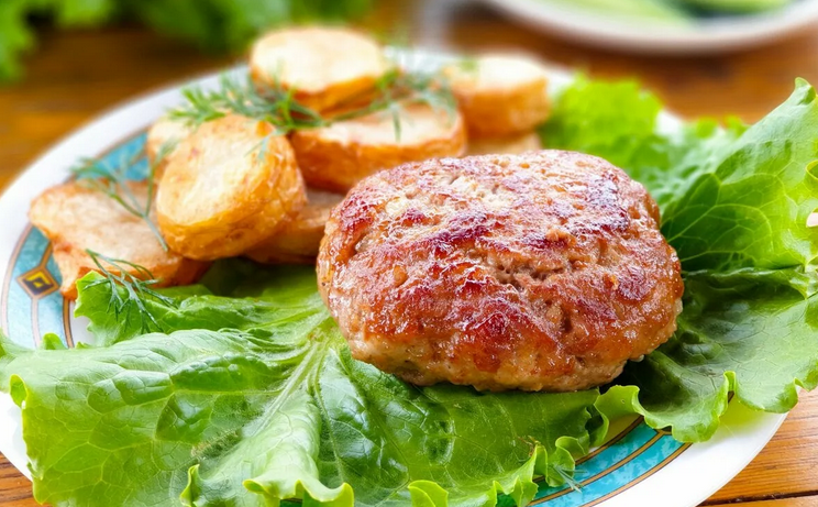 Home, tasty and juicy cutlets
