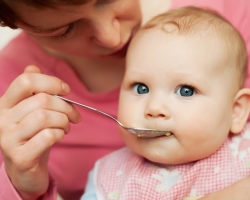 Hur kan du mata barnet efter 4 månader? Meny, diet och diet för ett barn efter 4 månader