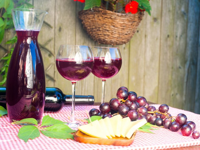 Нужно ли в домашнее виноградное вино добавлять воду и сахар: сколько, когда и как часто?