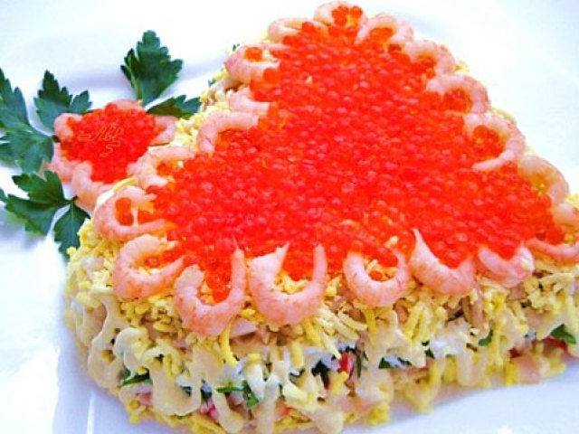 Salade royale avec caviar rouge et calmar, crevettes, saumon, bâtons de crabe, poulet, viande, champignons, ananas, pruneaux: les meilleures recettes, photos