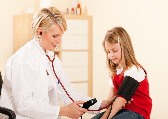 Если у ребенка высокое нижнее давление, тогда его обязательно нужно отвести к врачу