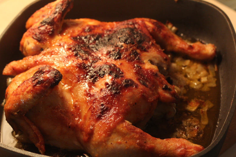 Курица с золотистой корочкой на сковороде