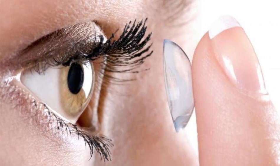 Girl dresses a contact lens