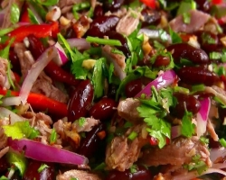 Tbilisi ünnepi saláta: összetevők és egy lépcsőzetes klasszikus recept vörös bab és marhahús. Hogyan lehet szándékosan elkészíteni egy tbilisi salátát csirkemell, hús, nyelv, füstölt csirke, majonéz, koriander, dió: a legjobb receptek