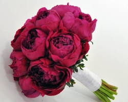 How to make a beautiful bouquet of peonies with your own hands Wedding, for a birthday, as a gift: ideas, instructions, photos. The value of the peony flower in the bouquet: Description. What are peonies in the bouquet with? The most gorgeous bouquets of peonies from the florists: photo