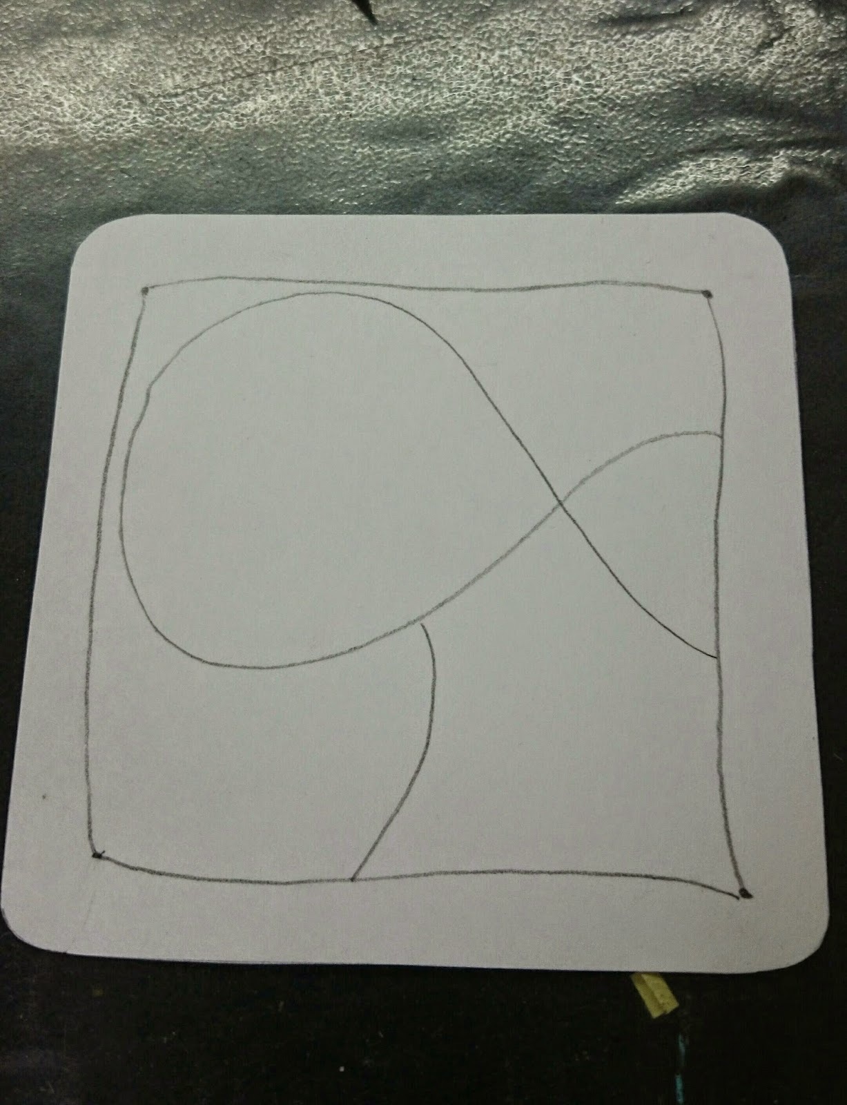 Ensuite, il sera nécessaire de tracer une ligne de courbe avec un crayon, qui divisera la section de la feuille à l'intérieur de la bordure, il décidera du nombre de types de motifs et de tangles que vous pouvez dessiner à l'intérieur