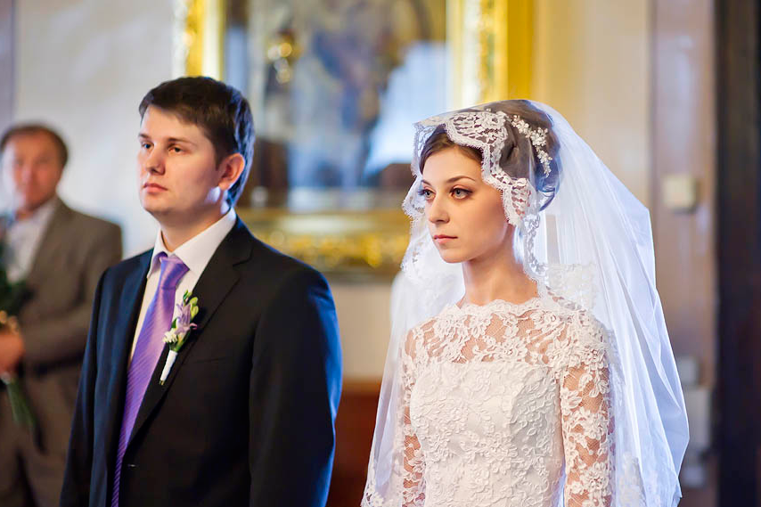 Молодая пара перед началом венчания