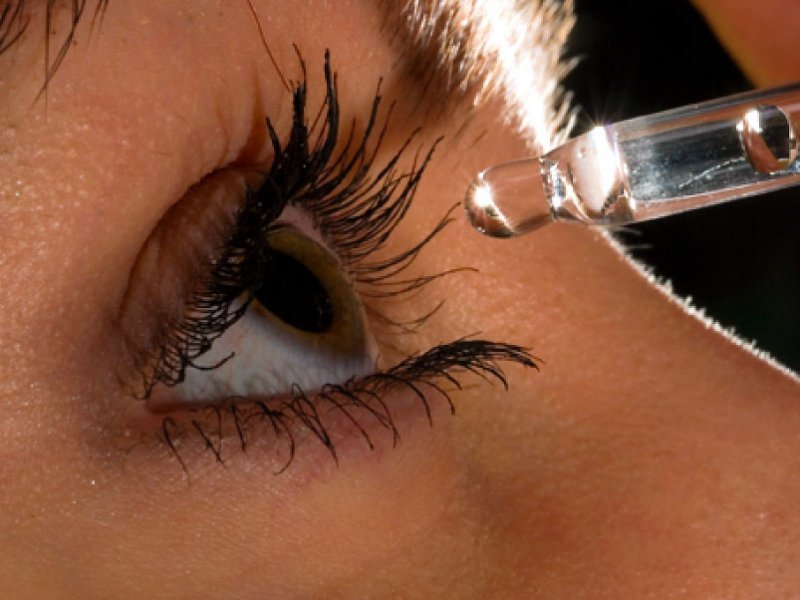 Использование увлажняющих капель поможет устранить сухость глаз, а значит и предотвратит их покраснение