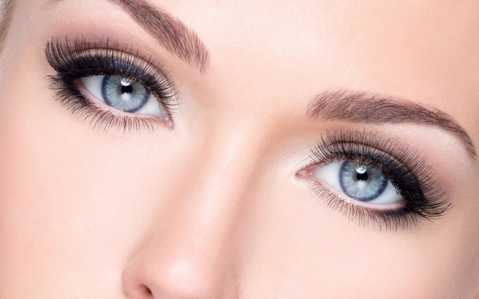 Pemilik mata biru abu-abu, menurut fisiognomi, adalah baik, responsif, rentan