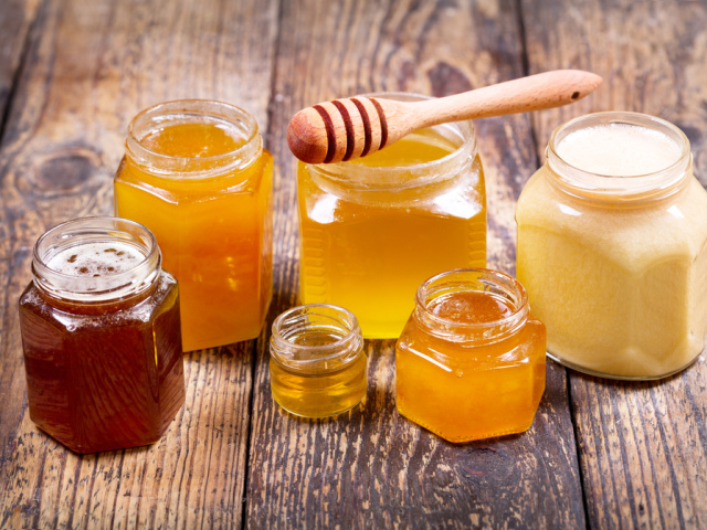 How many calories are in one teaspoon and tablespoon, in 100 grams of natural honey? Where there are more calories - in sugar or honey: a comparison of calorie content of honey and sugar. How many grams of honey are in the dining room and teaspoon?