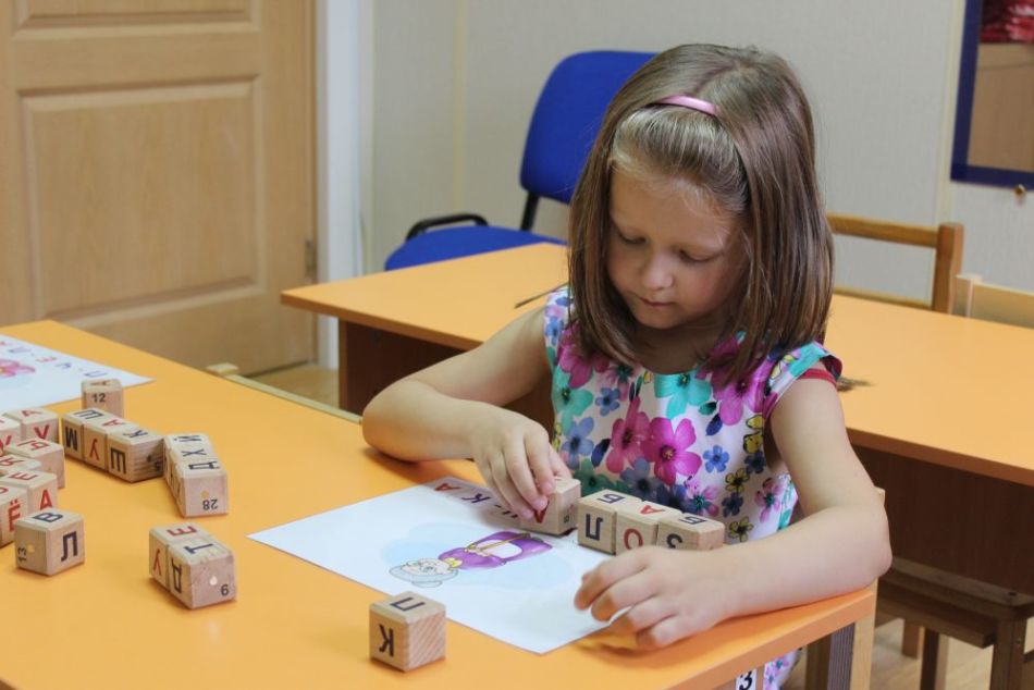 Learning to read with cubes