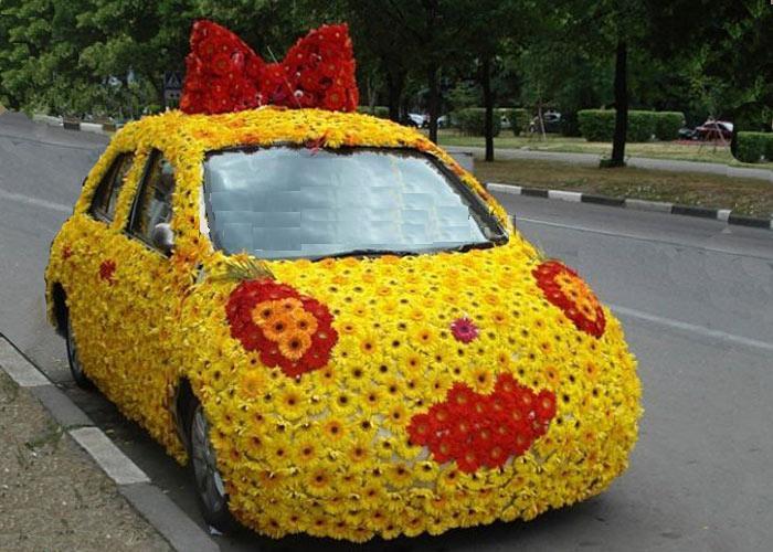 Ejemplos de decoración de máquinas de bodas con flores frescas