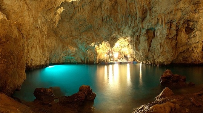 Emerald Grotto di sekitar Amalfi, Italia