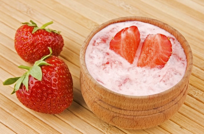 Strawberries with yogurt are not only tasty, but also useful for the skin.