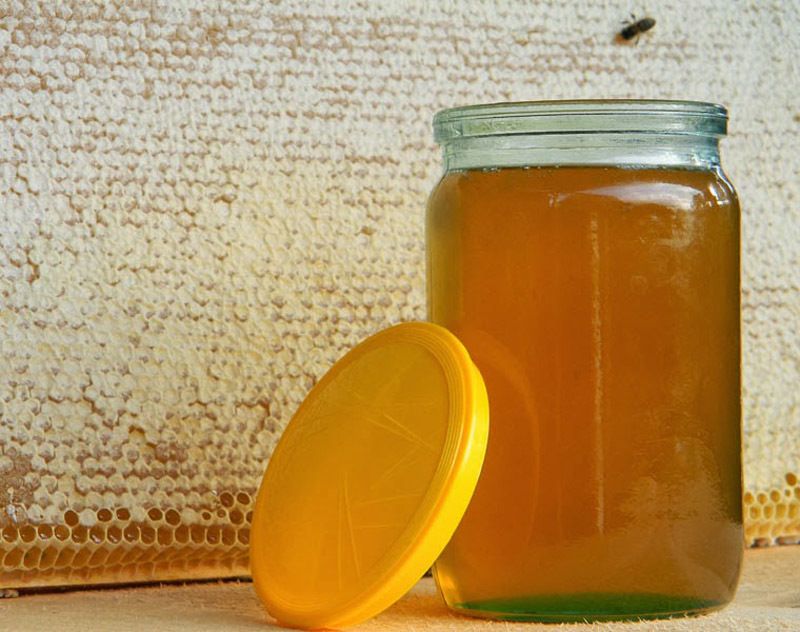 Il miele nei barattoli dovrebbe essere uniformemente denso, senza strati