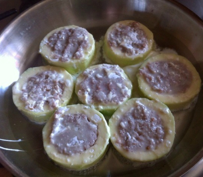 Zucchini in batter with minced meat: fry