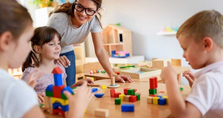 Insegna al bambino al regime del giardino