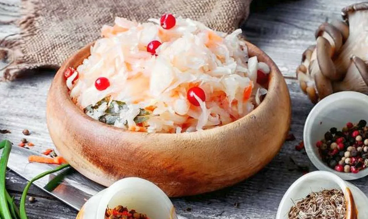 Sauerkraut yang sangat lezat dengan apel, cranberry dan abu gunung tanpa air dan gula