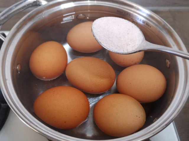 Do I need to add salt when cooking eggs: why add, what gives, how much to put salt?