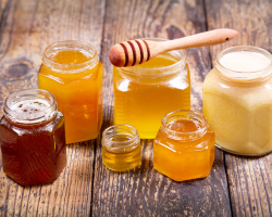 Berapa banyak kalori dalam satu sendok teh dan sendok makan, dalam 100 gram madu alami? Di mana ada lebih banyak kalori - dalam gula atau madu: perbandingan kandungan kalori madu dan gula. Berapa gram madu di ruang makan dan sendok teh?
