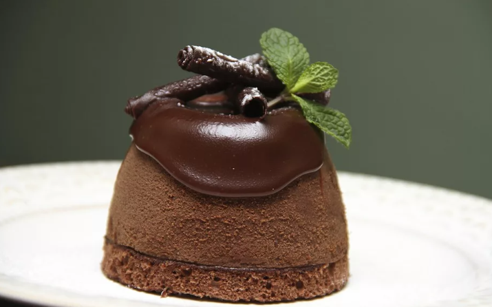 Пирожное, покрытое шоколадным ганашем