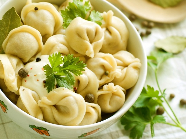 Wie viel und wie kann man Knödel in einer Pfanne, einer Mikrowelle und einem langsamen Kocher kochen? Wie viel zu kochen, um gekaufte und gemütliche frische und gefrorene Knödel nach dem Kochen Wasser nach dem Auftauchen gedämpft zu haben?