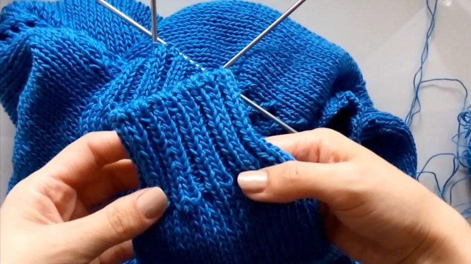 Glastique avec des aiguilles à tricot deux par deux