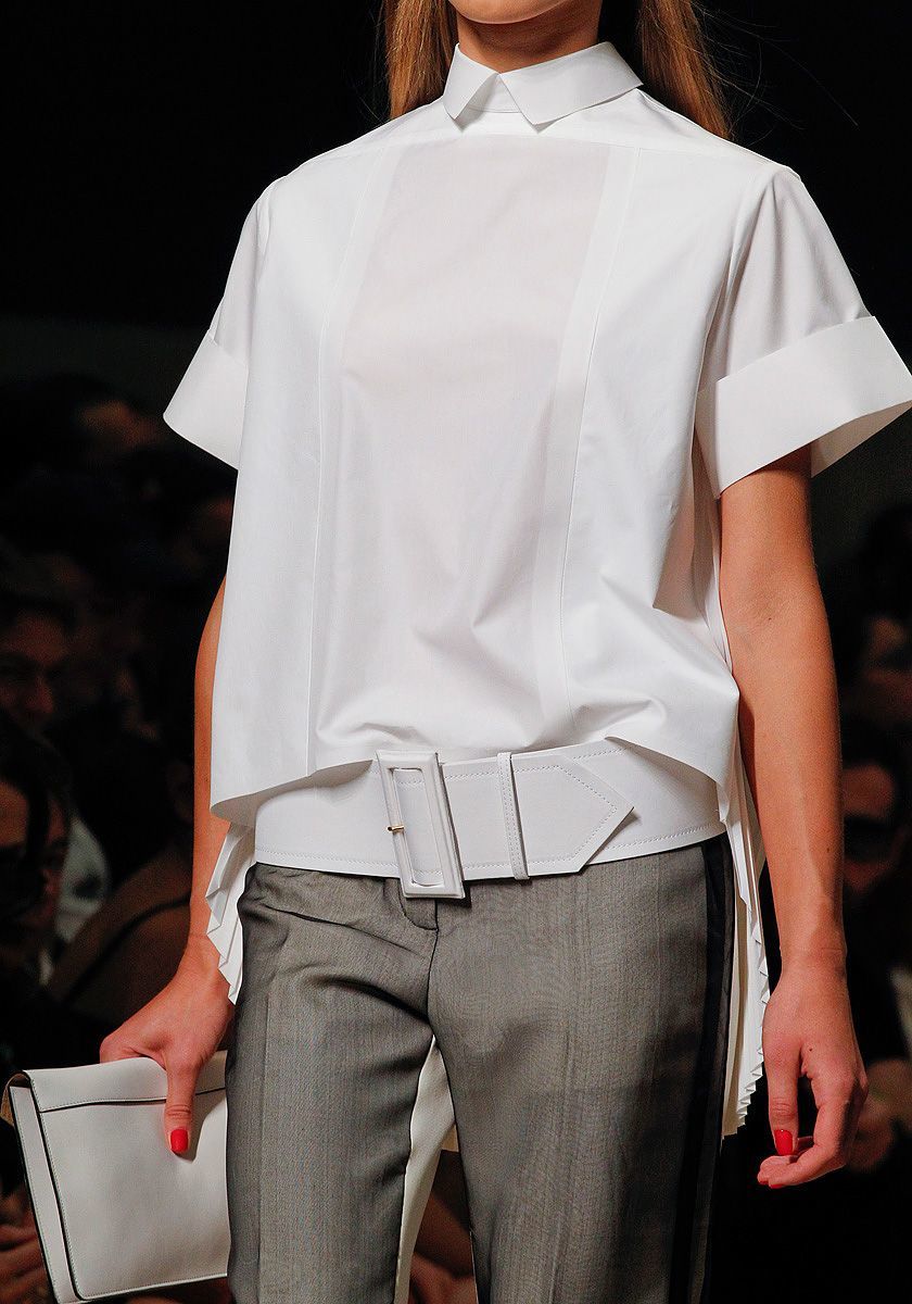 Белая дизайнерская рубашка: женский образ