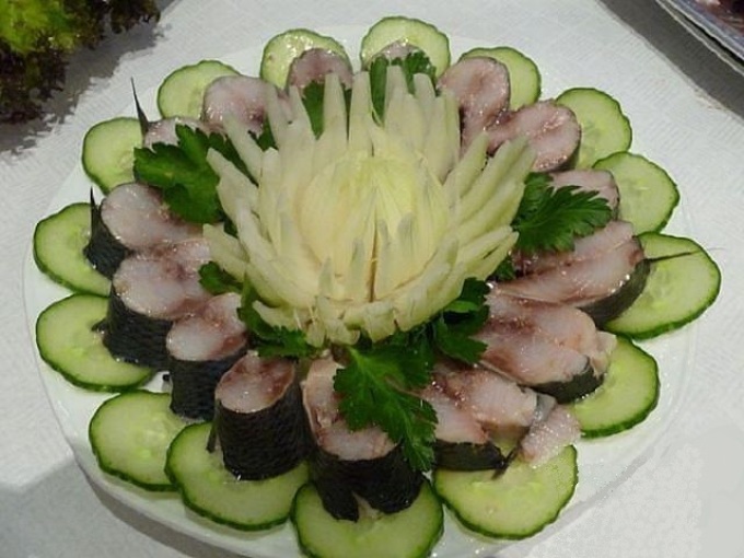 Hidangan ikan dalam bentuk bunga bakung