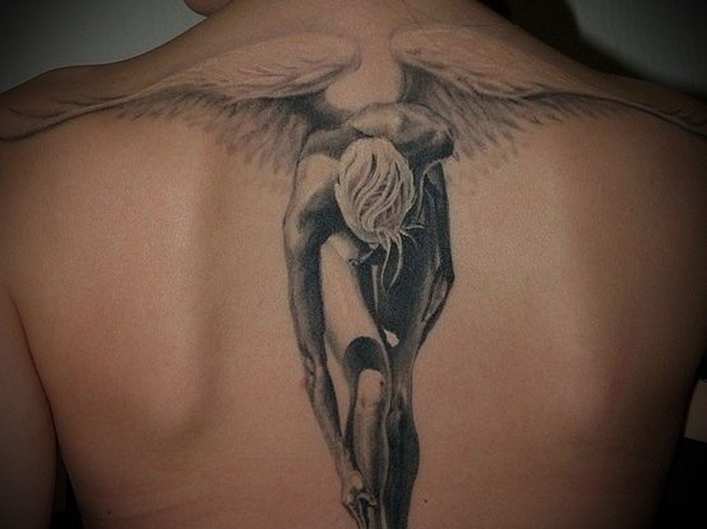 Ангел-тату на спине как символ надежды