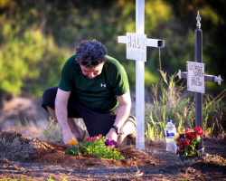 Συγκέντρωσε χρήματα, πράγματα κοντά στο νεκροταφείο: Τι να κάνετε, συνέπειες