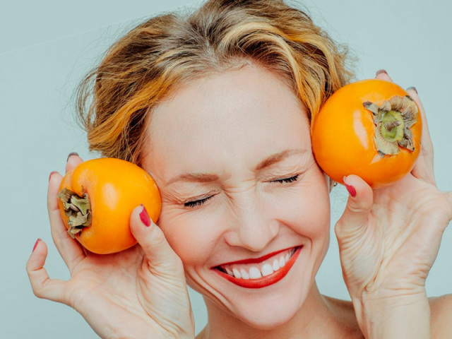 What to do, how is it if the persimmon is very knitting your mouth? How to choose a persimmon that does not knit: tips, varieties of not astringent persimmon. Which is a more useful persimmon that is knitting or not?