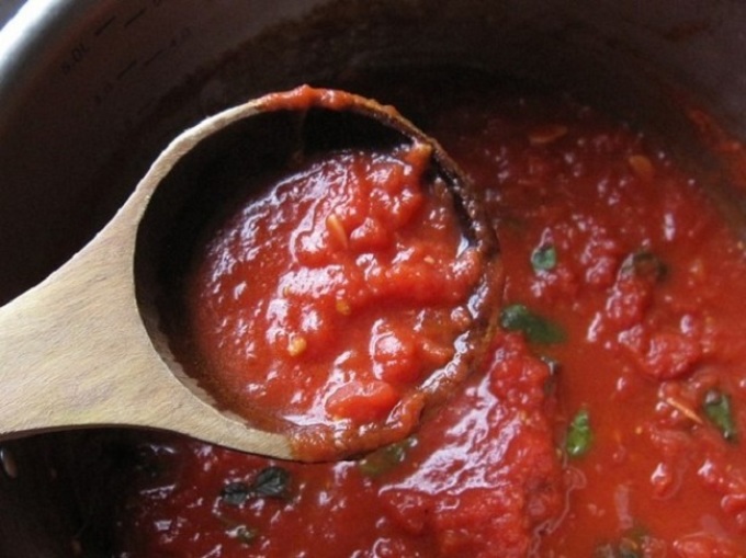Pripravljena -narejena omaka za pico