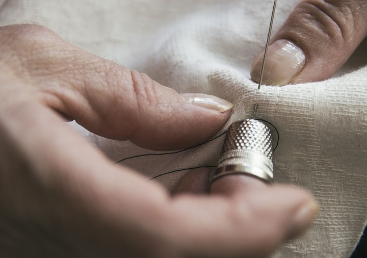 Soit dit en passant, l'aiguille est très alignée sous l'ongle!