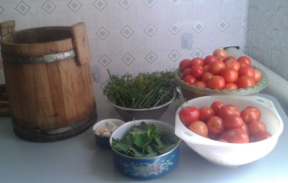 Rezept für kleine gesalzene Sauertomaten in einem Fass