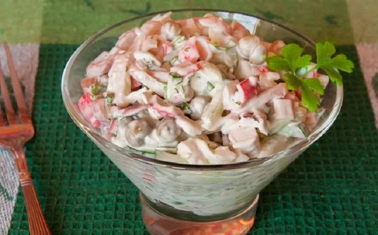 Salad dari tongkat kepiting dan cumi -cumi