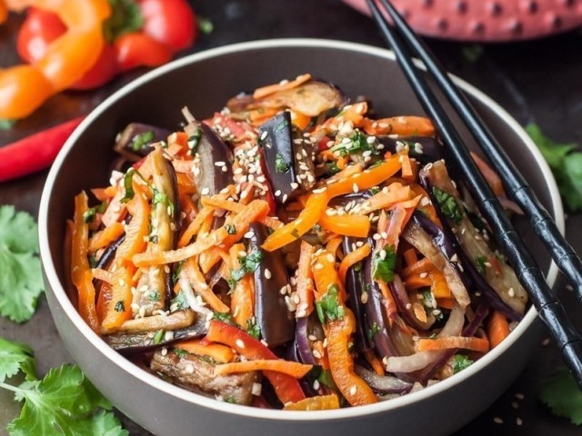 Aubergine en cuisine rapide coréenne pour l'hiver: une recette simple, avec des carottes, avec des champignons, avec de la viande, une recette classique, avec du poivre sucré et des carottes
