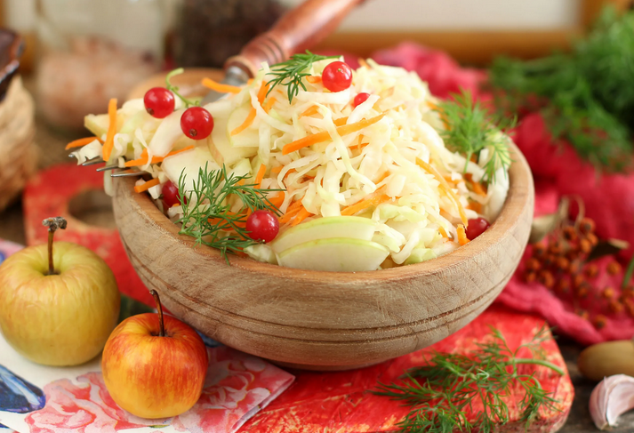 Delicioso repollo con manzanas para el invierno justo en casa